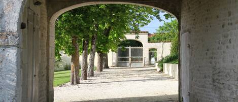 المنطقة المحيطة بالمنشأة