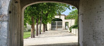 Sechs-Bett-Chateau mit privatem 15-Meter-Pool auf dem Land mit Aussicht