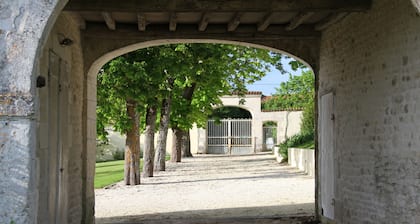 Sechs-Bett-Chateau mit privatem 15-Meter-Pool auf dem Land mit Aussicht