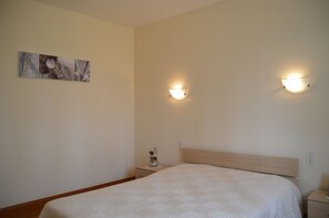 1 chambre, fer et planche à repasser, accès au Wi-Fi (inclus)