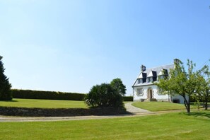 Exterior - House with spacious garden and open views over the countryside.  (Gouézec)