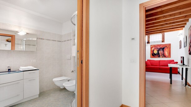 A modern bathroom with a shower, toilet, and sink. - Central apartment, wi-fi free, air conditioning (Venezia)