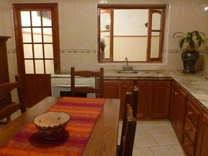 Kühlschrank, Ofen, Herdplatte, Wasserkocher mit Kaffee-/Teezubehör