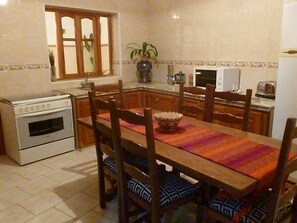 Fridge, oven, stovetop, coffee/tea maker