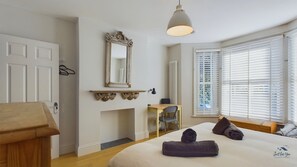 4 habitaciones, tabla de planchar con plancha y cuna de viaje 