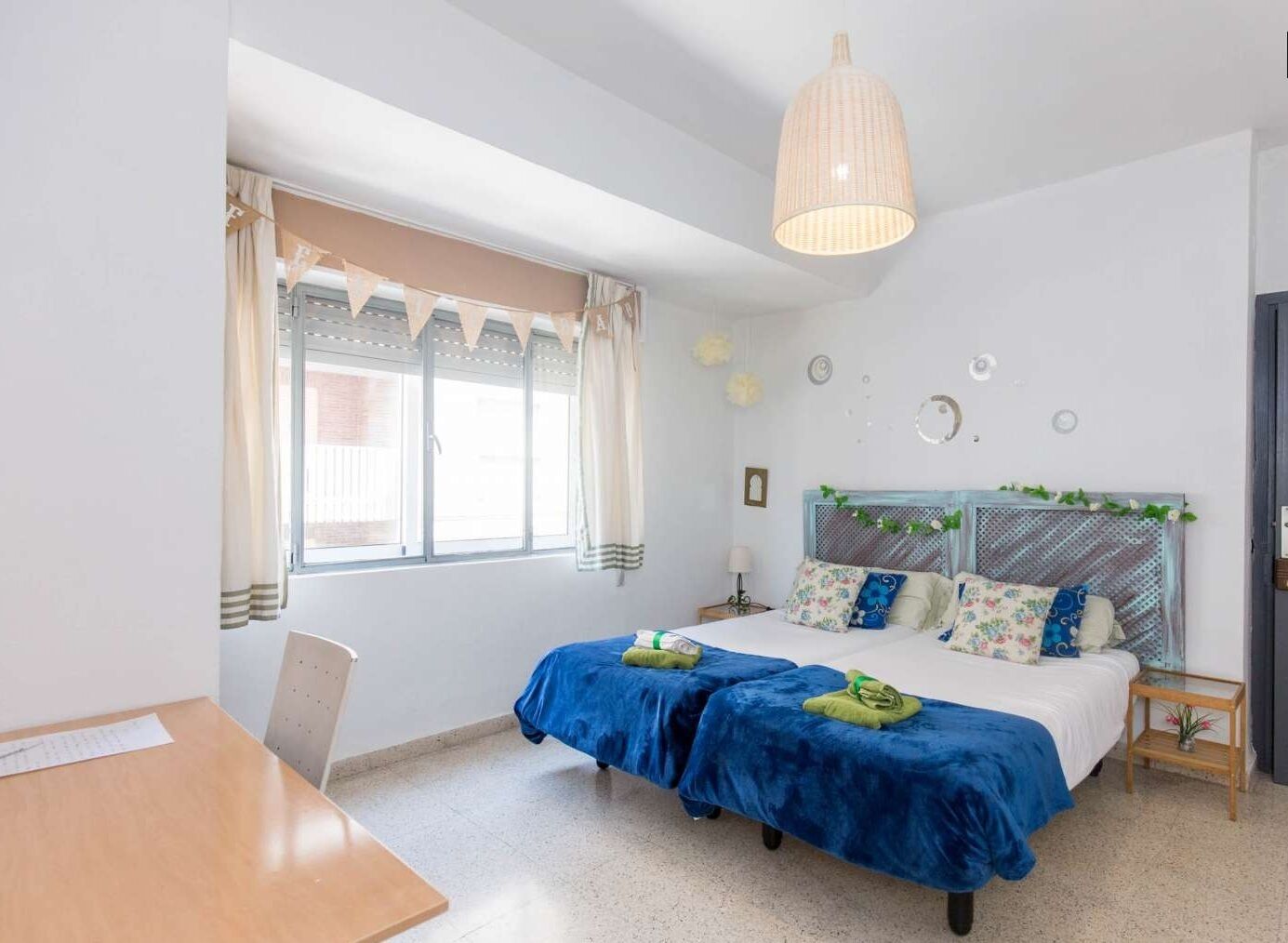 3 soverom, skrivebord, strykejern/-brett og reiseseng for barn