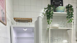 A compact kitchen with a built-in refrigerator, microwave, toaster, and a sink. - Nice apartment in the city center with parking. (Granada)