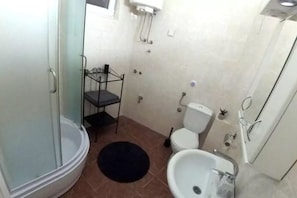 Kostenlose Toilettenartikel, Haartrockner, Handtücher, Toilettenpapier