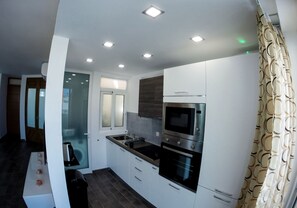 Kühlschrank, Mikrowelle, Ofen, Herdplatte