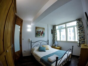 1 habitación, tabla de planchar con plancha y cuna de viaje 