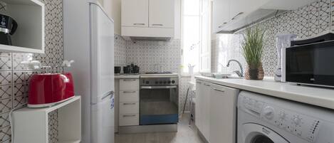 Microwave, dishwasher, coffee/tea maker, cookware/dishes/utensils