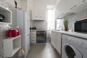 Mikrowelle, Geschirrspüler, Wasserkocher mit Kaffee-/Teezubehör