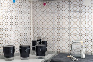 Mikrowelle, Geschirrspüler, Wasserkocher mit Kaffee-/Teezubehör