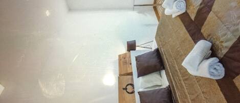 2 bedrooms, desk, WiFi, bed sheets