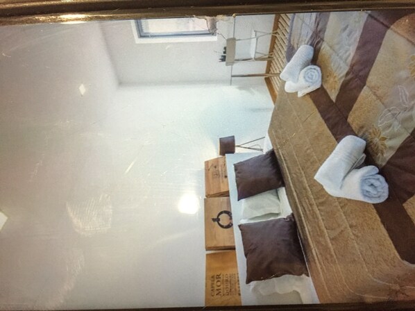 2 bedrooms, desk, WiFi, bed sheets