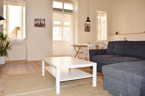 TV, books - Valletta Mint Apartment 1 (Il-Belt Valletta)