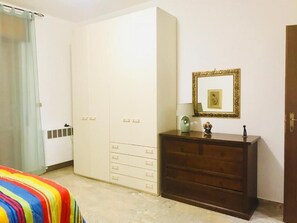 4 habitaciones, escritorio, tabla de planchar con plancha y wifi gratis 