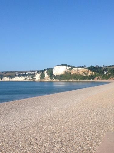 Fabulous river and coastal views. Seaton beach 5 min drive, Lyme Regis 10 mins.