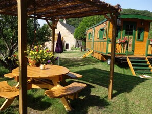Outdoor dining - Roulotte de charme Burgundy Morvan regional nature park (blanot)