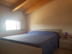 1 slaapkamer, een strijkplank/strijkijzer, gratis wifi, beddengoed