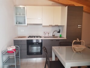 Frigorifero, forno, piano cottura, macchina per tè/caffè