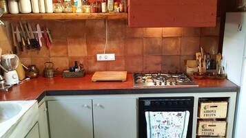 Een koelkast, een magnetron, een oven, een kookplaat