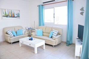 TV, DVD player, video library - Sol y Mar Malama beach Villa - Spacious Villa with large private swimming pool (Paralimni)