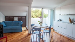 TV, books - EXCLUSIVE ATTIC LOFT RIGHT ABOVE THE BEACH! (Krk)