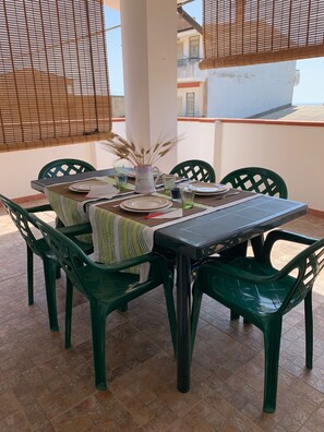 Outdoor dining - Le Cannella Beach, Capo Rizzuto Island, Sea View (Loc. Le Cannella (Isola di Capo Rizzuto) KR)