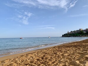 En la playa y sombrillas 