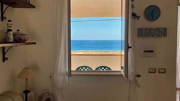 Télévision, lecteur de DVD, vidéothèque, chaîne hi-fi