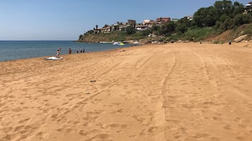 Ubicación a pie de playa y sombrillas