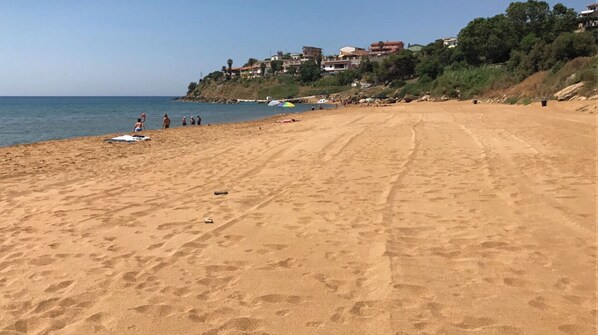 En la playa y sombrillas 
