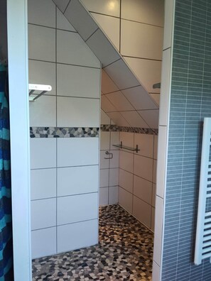 Baignoire, sèche-cheveux, serviettes fournies, papier toilette