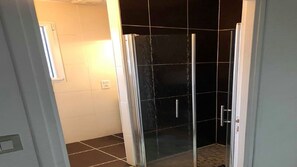 Badkar, hårtork, handdukar och toalettpapper