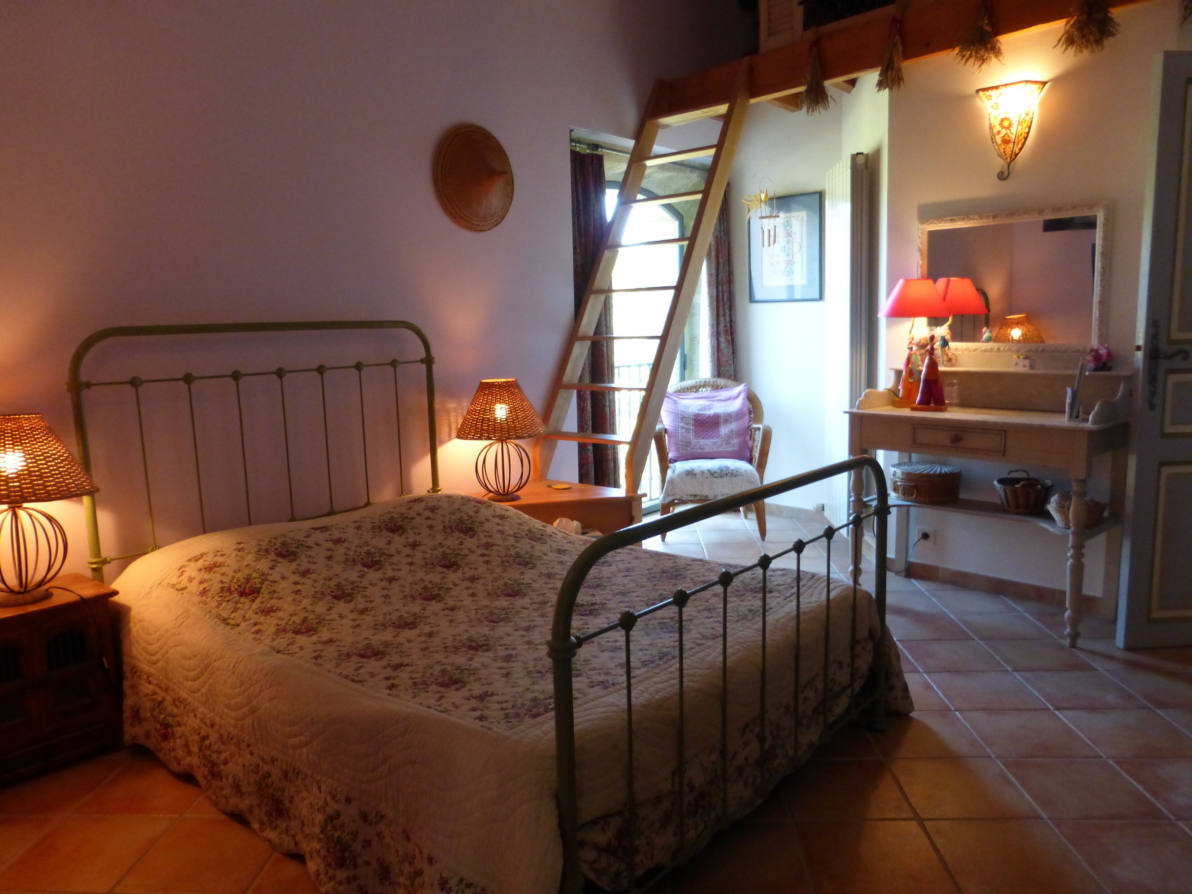 Bed and Breakfast in a charming house in the heart of the Luberon, Lavender room