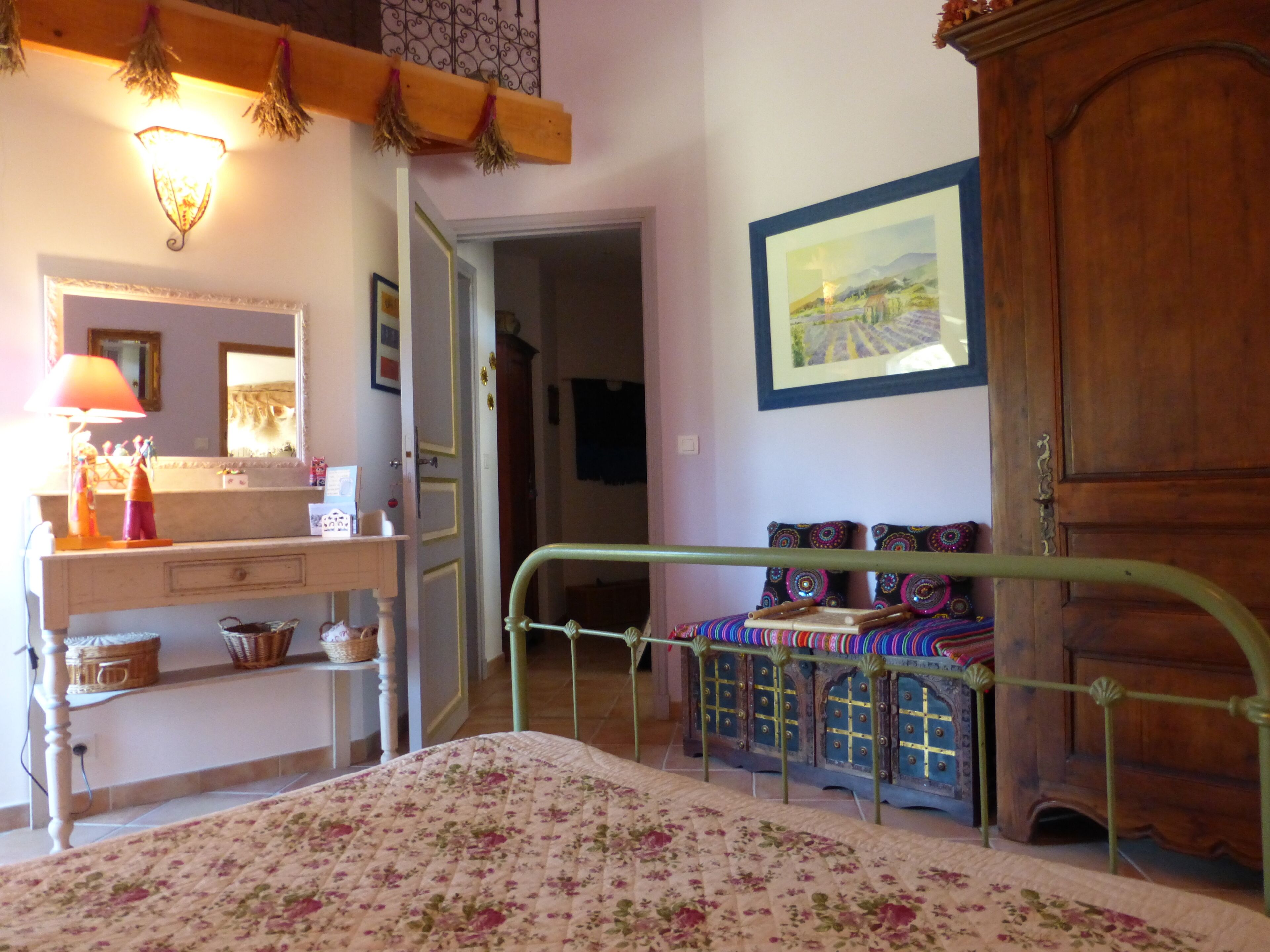 Bed and Breakfast in a charming house in the heart of the Luberon, Lavender room