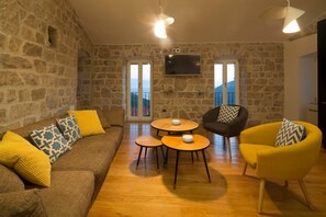 Villa, eigener Pool | Wohnzimmer | Flachbildfernseher, Kamin, DVD-Player