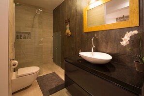 Villa, eigener Pool | Badezimmer | Dusche, kostenlose Toilettenartikel, Haartrockner, Handtücher