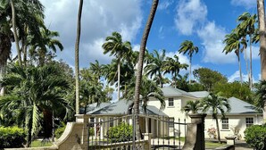 Une entrée fermée par un portail, avec un mur en pierre et une enseigne indiquant « Royal Palms ».