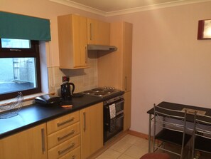 Kylskåp, mikrovågsugn, ugn och spishäll