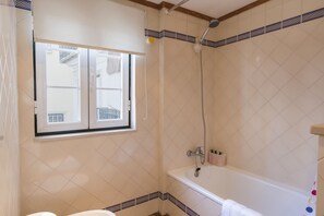 Kombination af bruser/badekar, hårtørrer, bidet, håndklæder