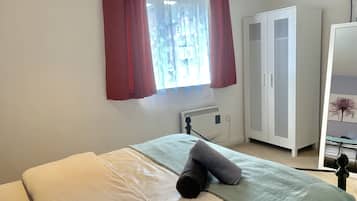 Apartemen, 2 kamar tidur | Setrika/meja setrika, Wi-Fi gratis, dan seprai linen