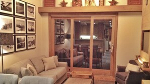 TV, fireplace, DVD player, books - Newly renovated, ski in/ski out, 3.5 bed duplex apartment, label Meribel (Les Allues)