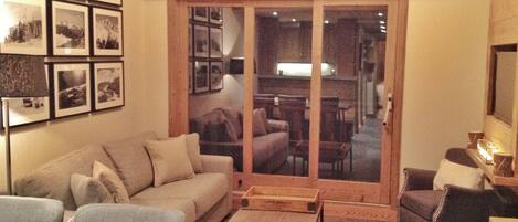 Fernseher, Kamin, DVD-Player, Bücher