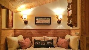 4 bedrooms, WiFi, bed sheets - Newly renovated, ski in/ski out, 3.5 bed duplex apartment, label Meribel (Les Allues)