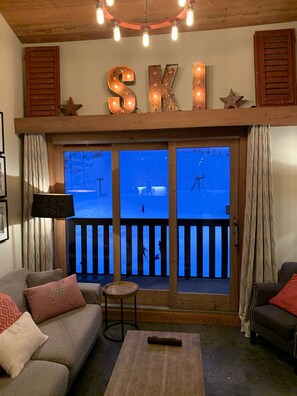 Fernseher, Kamin, DVD-Player, Bücher