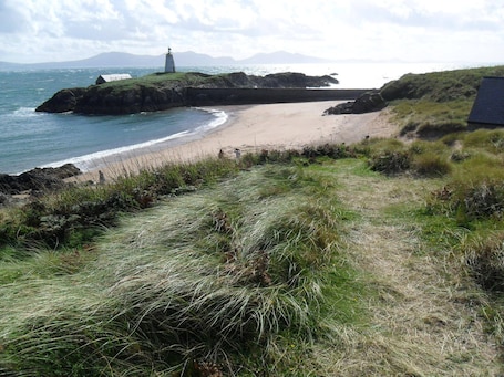 Beach. Top-Rated Trefriw Stay: Breathtaking Mountain Views | 2BR Apartment