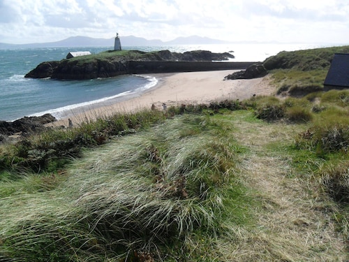 Top-Rated Trefriw Stay: Breathtaking Mountain Views | 2BR Apartment