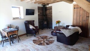 TV, fireplace, stereo - Unique self-contained 1bed Grade II Listed Dovecote/Farm Barn (Saffron Walden)